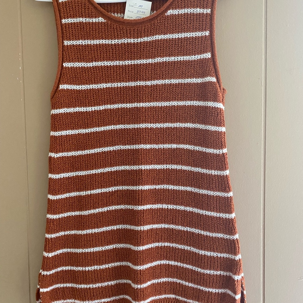 Medium staccato light weight sleeveless sweater top